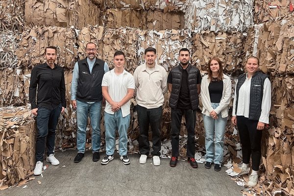 Gruppenbild der neuen Auszubildenden des Jahrgangs 2025 am Standort.